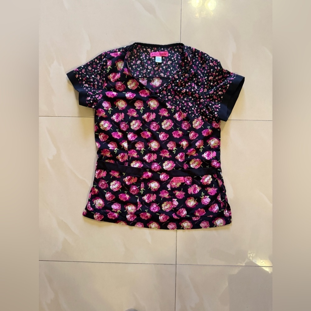 Betsey Johnson floral skull scrubs top sz XS medical pocket health - Picture 10 of 11